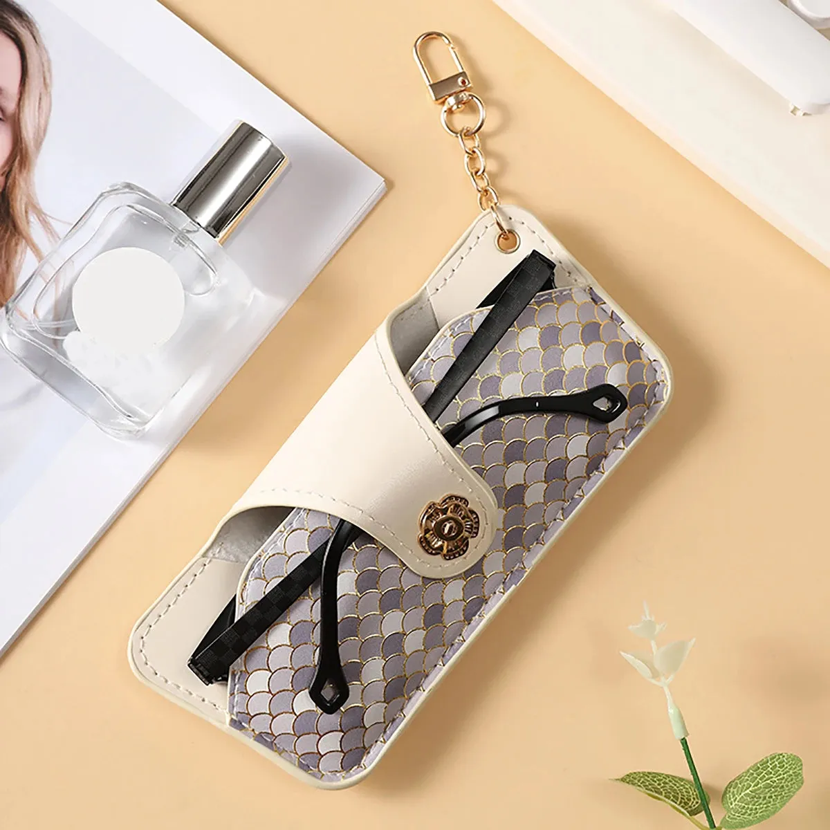 1pc Eyeglasses Storage Bag With Keychain Sun Glasses Holder Fashion PU Leather Buckle Soft Lining Protective Cover for Women
