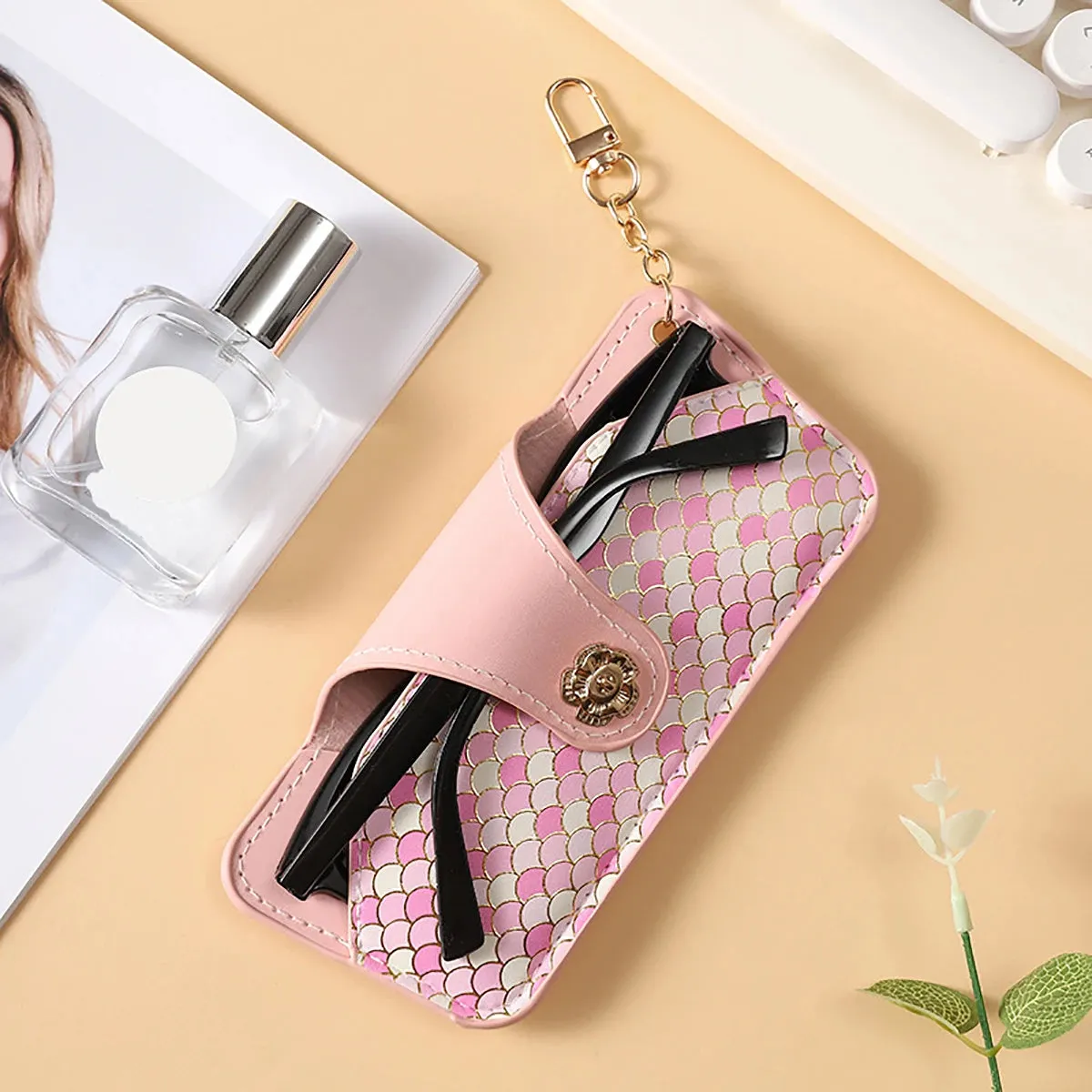 1pc Eyeglasses Storage Bag With Keychain Sun Glasses Holder Fashion PU Leather Buckle Soft Lining Protective Cover for Women