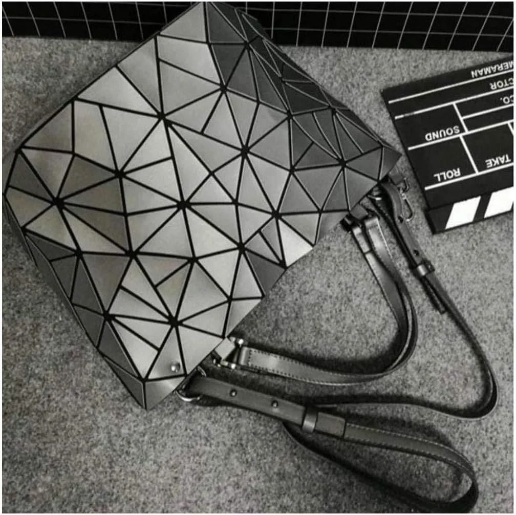 Geometric Luminous Purses and Handbags Shard Lattice Eco-Friendly Artificial Leather Rainbow Holographic Purse (Blue)